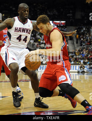 Los Angeles Clippers Blake Griffin (avant 32) dribble autour d'Atlanta Hawks avant Ivan Johnson (44) dans la première moitié à la Philips Arena à Atlanta le 24 avril 2012. UPI/David Tulis Banque D'Images