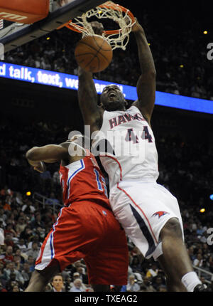 Atlanta Hawks avant Ivan Johnson (44) dunks sur Los Angeles Clippers point guard Eric Bledsoe (12) dans la seconde moitié à la Philips Arena à Atlanta le 24 avril 2012. Atlanta a gagné le match 109-102. UPI/David Tulis Banque D'Images