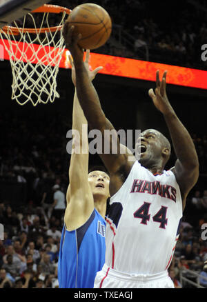 Atlanta Hawks avant Ivan Johnson (44) sur l'avant Dallas Mavericks Yi Jianlian (9), de la Chine, dans la seconde moitié à la Philips Arena à Atlanta le 26 avril 2012. Les Hawks a gagné le match 106-89 pour obtenir l'avantage du terrain d'accueil dans les séries éliminatoires. UPI/David Tulis Banque D'Images