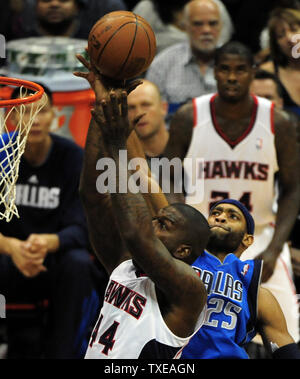 Atlanta Hawks avant Ivan Johnson (44) va jusqu'à deux points au-dessus de Dallas Mavericks guard Vince Carter (25) dans la seconde moitié à la Philips Arena à Atlanta le 26 avril 2012. UPI/David Tulis Banque D'Images