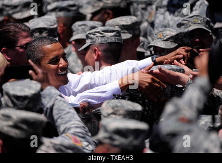 Le président Barack Obama rencontre avec des troupes, les anciens combattants et les familles de militaires après la signature des modifications à la GI Bill au siège de la 3ème Division d'infanterie de l'armée à Fort Stewart, en Géorgie le 27 avril 2012. UPI/David Tulis Banque D'Images