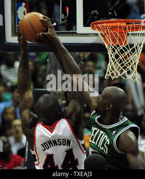 Celtics de Boston de l'avant Kevin Garnett (5) bloque l'Atlanta Hawks avant Ivan Johnson (44) dans la seconde moitié du match 1 du premier tour des séries éliminatoires de la Conférence de l'Est à la Philips Arena à Atlanta le 29 avril 2012. Les Hawks ont remporté 83-74. UPI/David Tulis Banque D'Images