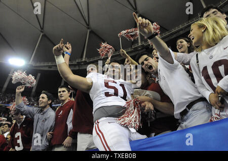 Alabama poseur défensive Wilson (51) célèbre l'amour dans les stands avec Crimson Tide fans après leur 32-28 SEC Championship gagner sur la Géorgie au Georgia Dome à Atlanta le 1 décembre 2012. b l'UPI/David Tulis Banque D'Images