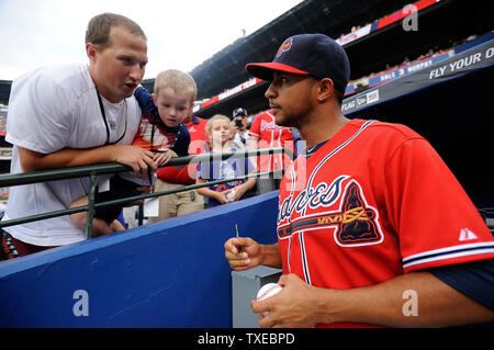 De baseball des Braves d'Atlanta Anthony Varvaro, signe des autographes avant que l'équipe fait face à l'Cardinals de Saint-Louis à Turner Field à Atlanta, le 26 juillet 2013. UPI/David Tulis Banque D'Images