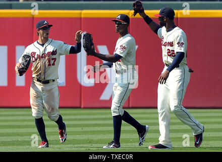 Atlanta Braves voltigeurs Jordan Schafer (17), B.J. Upton et Jason Heyward (22) célébrer la victoire 9-4 sur les Marlins de Miami à Turner Field à Atlanta, le 11 août 2013. Bien que les braves ont pris la série 2-1, les marlins arrêté Atlanta's 14 victoires le 10 août 2013. UPI/David Tulis Banque D'Images