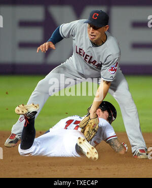 Les Indians de Cleveland shortstop Asdrubal Cabrera s'applique l'étiquette sur un Atlanta Braves coulissante' Jordan Schafer (17) sur la tentative de voler dans la septième manche à Turner Field à Atlanta, le 28 août 2013. Schafer semblait battre le jeter. UPI/David Tulis Banque D'Images