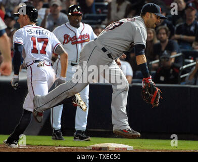 Le joueur de premier but des Indians de Cleveland Nick Swisher est tiré sur le sac et Atlanta Braves' Jordan Schafer (17) bat le jeter sur sa neuvième manche Talonnette femme ESD à Turner Field à Atlanta, le 28 août 2013. Plus tard, Schafer a marqué sur son coéquipier Chris Johnson's walk-off pour l'unique 3-2 Atlanta gagner. UPI/David Tulis Banque D'Images