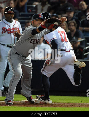 Atlanta Braves' Jordan Schafer (17) bat le jeter en toute sécurité pour les Indians de Cleveland joueur Nick Swisher (33) sur sa neuvième manche Talonnette femme ESD à Turner Field à Atlanta, le 28 août 2013. Plus tard, Schafer a marqué sur son coéquipier Chris Johnson's walk-off pour l'unique 3-2 Atlanta gagner. UPI/David Tulis Banque D'Images