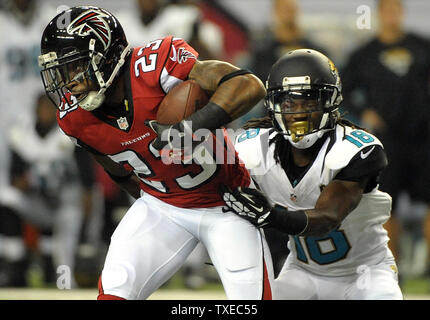 Atlanta Falcons évoluait recrue Robert Alford (23) intercepte le ballon devant des Jacksonville Jaguars Ace récepteur Sanders (18) pendant la première moitié de leur jeu d'avant saison au Georgia Dome à Atlanta le 29 août 2013. Alford est un second tour de draft depuis le sud-est de la Louisiane. UPI/David Tulis Banque D'Images