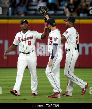 Atlanta Braves voltigeurs Justin Upton (8), Jordanie Schafer (17) et B.J. Upton célèbrent leur victoire 2-1 sur le San Diego Padres à Turner Field à Atlanta, le 14 septembre 2013. Fermeture d'Atlanta pitcher Craig Kimbrel a son 47e sauver avec la victoire. UPI/David Tulis Banque D'Images