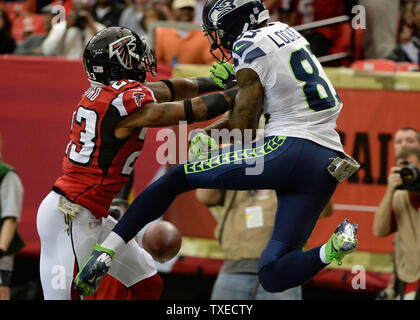 Seattle Seahawks' Ricardo Lockette (83) ne peut pas faire de la tentative de capture de toucher des roues dans la fin de la zone sous-couverture d'Atlanta Falcons' Robert Alford (23) au cours de la première moitié au Georgia Dome à Atlanta le 10 novembre 2013. UPI/David Tulis Banque D'Images