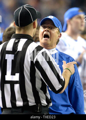 Duke Blue Devils Head coach David Cutcliffe (R) soutient un appel pendant la deuxième moitié de la Chick-fil-A Bowl contre l'Université Texas A&M au Georgia Dome le 31 décembre 2013. Texas A&M a gagné 52-48. UPI/David Tulis Banque D'Images