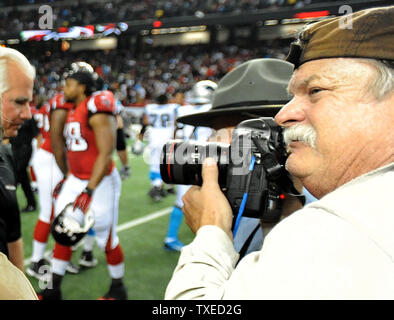 Photographe de l'Associated Press Dave Martin (R), montré des photos à la fin de la saison des Falcons d'Atlanta en ce 29 décembre 2013, photo, est décédé début janvier 1, 2014 après s'effondrer sur le terrain tout en documentant célébrations à la fin de la Chick-fil-A Bowl au Georgia Dome à Atlanta le 31 décembre 2013. L'ancien combattant AP photographe basé à Montgomery (Alabama), couverts news et événements sportifs à travers le monde y compris les maîtres, Super Bowls, Jeux Olympiques, Ryder Tasses ainsi que de nombreux Alabama et NCAA Auburn d'événements sportifs. Martin a subi une crise cardiaque et a été administrer Banque D'Images