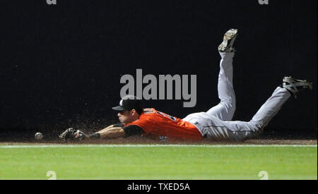 Miami Miami Marlins le voltigeur des Marlins Christian Yelich (21) place le ballon frappé par Atlanta Braves' Jordan Schafer (17) pour une chambre double en neuvième manche contre les Marlins de Miami à Turner Field à Atlanta, le 21 avril 2013. UPI/David Tulis Banque D'Images