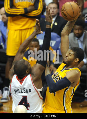 Indiana Pacers Paul George (24) tire sur Atlanta Hawks Paul Millsap (4) au cours de la deuxième moitié de la partie 6 de la Conférence de l'Est dans leurs séries éliminatoires de la NBA à la Philips Arena d'Atlanta, le 1 mai 2014. Indiana a gagné 95-88. UPI/David Tulis Banque D'Images