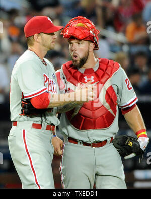 Philadelphia Phillies catcher Cameron Rupp (29) a des paroles avec le lanceur partant A.J. Burnett (34) quand les Braves d'Atlanta ont obtenu leur quatrième run dans la deuxième manche à Turner Field à Atlanta, le 18 juillet 2014. UPI/David Tulis Banque D'Images