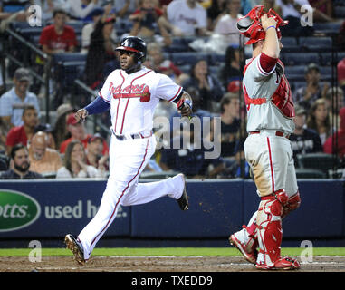 Atlanta Braves' Justin Upton (L) passé scores Philadelphia Phillies catcher Cameron Rupp (29) lors de la cinquième manche à Turner Field à Atlanta, le 18 juillet 2014. UPI/David Tulis Banque D'Images