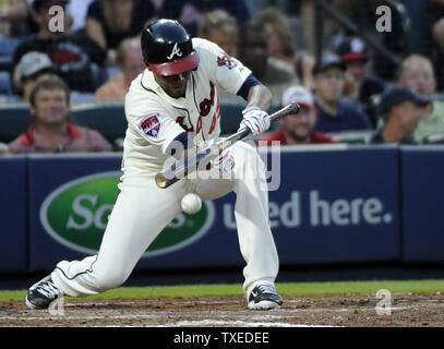 Atlanta Braves' Julio Teheran (49) exécute un bunt contre les San Diego Padres de marquer Chris Johnson sur le suicide squeeze au cours de la quatrième manche à Turner Field à Atlanta, le 26 juillet 2014. UPI/David Tulis Banque D'Images