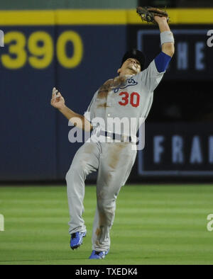 Le deuxième but des Dodgers de Los Angeles, Darwin Barney (30) Les champs du menu local par des Atlanta Braves Evan Gattis durant la neuvième manche à Turner Field à Atlanta, le 12 août 2014. Los Angeles a gagné 4-2. UPI/David Tulis Banque D'Images