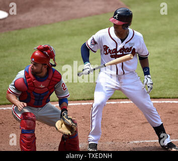 Philadelphia Phillies catcher Wil Nieves (L) et Atlanta Braves batter Christian Bethancourt regarder un Justin De Fratus wild pitch qui marque un point au cours de la sixième manche à Turner Field à Atlanta, le 3 septembre 2014. UPI/David Tulis Banque D'Images