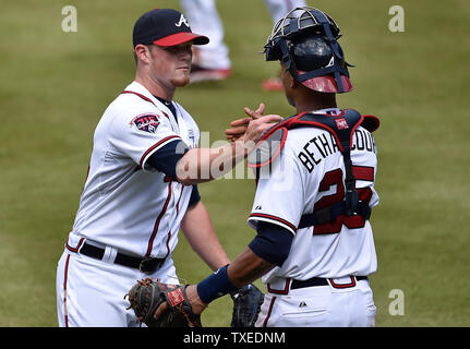 Fermeture des Atlanta Braves Craig Kimbrel pitcher (L) et Christian catcher (25) Bethancourt célèbrent leur victoire de 7-4 sur les Phillies de Philadelphie après la neuvième manche à Turner Field à Atlanta, le 3 septembre 2014. UPI/David Tulis Banque D'Images