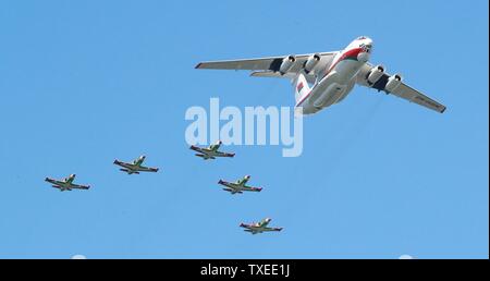 Minsk. 24 Juin, 2019. Les avions assister à une répétition pour le défilé militaire marquant le jour de l'indépendance du Bélarus à Minsk le 24 juin 2019. Le défilé militaire marquant le jour de l'indépendance du Bélarus, s'amorcera le 3 juillet. L'EFIM Crédit : Mazurevich/Xinhua/Alamy Live News Banque D'Images