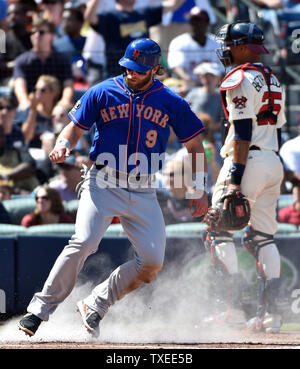 New York Mets' Kirk Nieuwenhuis (9) cours des Atlanta Braves catcher Bethancourt chrétienne (25) sur un sacrifice fly par Anthony Recker au cours de la deuxième manche à Turner Field à Atlanta, le 21 septembre 2014. UPI/David Tulis Banque D'Images