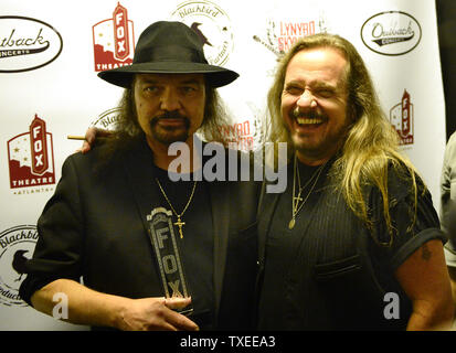 Southern rockers Gary Rossington (L) et Johnny Van Zant (R) de Lynyrd Skynyrd arrivent pour ÒOne Plus pour les fans ! - Célébrer les chansons et musique de Lynyrd Skynyrd,' un concert spécial doté d''une fois dans une vie collaborations en amis et admirateurs rendant hommage à Daniel SkynyrdÕs quatre décennies de musique rock du sud du Fox Theatre d'Atlanta le 12 novembre 2014. L'album live enregistré au théâtre il y a 40 ans a contribué à sauver la structure historique de la destruction. UPI/David Tulis Banque D'Images