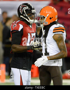 Atlanta Falcons wide receiver Devin Hester (17) accueille des Cleveland Browns receveur Travis Benjamin (11) pendant l'échauffement arborant pour leur jeu NFL au Georgia Dome à Atlanta le 23 novembre 2014. UPI/David Tulis Banque D'Images