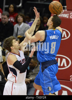 Des Dallas Mavericks Dwight Powell (8) saisit le bras d'Atlanta Hawks' Kyle Korver (26) comme il l'pousses durant la seconde moitié d'un match de la NBA à la Philips Arena d'Atlanta, 25 février 2015. Atlanta a remporté 104-87. Photo de David Tulis/UPI Banque D'Images