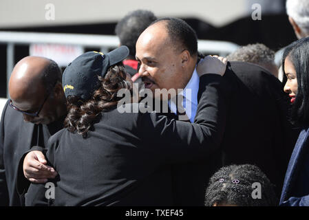 Martin Luther King III, le fils de tué des droits civiques Martin Luther King Jr., accueille un(e) ami(e) avant que le président Obama arrive à l'Edmund Pettus Bridge pour commémorer la violence il y a 50 ans pendant la marche sur Selma, à Selma, Alabama, le 7 mars 2015. Photo de David Tulis/UPI Banque D'Images