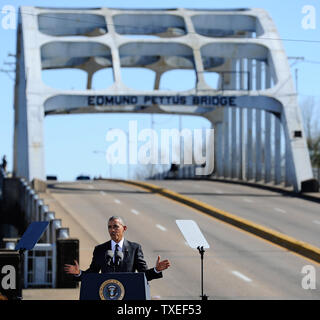 Le président Barack Obama parle au pied de l'historique pont Edmund Pettus à Selma, Alabama, le 7 mars 2015. Photo de David Tulis/UPI Banque D'Images