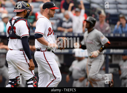 Le lanceur partant des Atlanta Braves Eric Stults et catcher Christian Bethancourt (L) parler alors que Miami Marlins' Adeiny Hechavarria (R) derrière eux sur son 2-points produits home run au cours de la quatrième manche à Turner Field à Atlanta le 15 avril 2015. Photo de David Tulis/UPI Banque D'Images