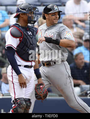 Miami Marlins' Michael Morse (R) cours des Atlanta Braves catcher Christian Bethancourt (L) sur un sacrifice fly par son coéquipier Adeiny Hechavarria durant la neuvième manche à Turner Field à Atlanta, le 15 avril 2015. Photo de David Tulis/UPI Banque D'Images