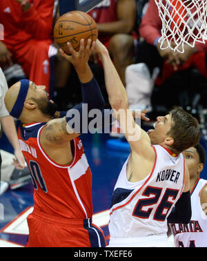 Atlanta Hawks' Kyle Korver (26) bloque la balle par Washington Wizards' a appelé l'Gooden (L) au cours de la première moitié de Match 5 dans la demi-finale de conférence de l'Est de la NBA à la Philips Arena d'Atlanta, le 13 mai 2015. Photo de David Tulis/UPI Banque D'Images