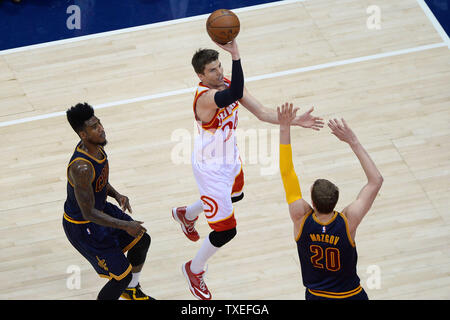 Atlanta Hawks' Kyle Korver (26) tire plus de Cleveland Cavaliers' Timofey Mozgov (20) et Iman Shumpert (L) au cours de la première moitié de la partie 2 de la Conférence de l'Est de la NBA finales à la Philips Arena d'Atlanta, le 22 mai 2015. Photo de David Tulis/UPI Banque D'Images