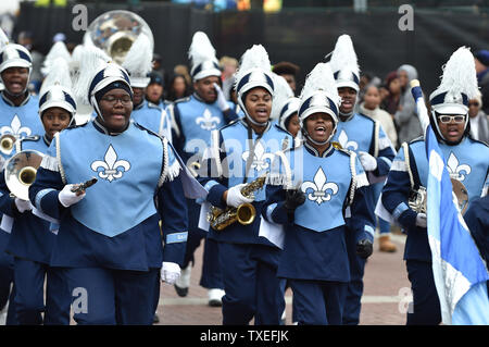 Le Cedar Grove High School Band, de Decatur, Géorgie, des marches à travers le Centennial Olympic Park au cours de l'Assemblée Chick-fil-A Peach Bowl Parade où Washington fait face à Washington le 31 décembre 2016, à Atlanta. Photo de David Tulis/UPI Banque D'Images