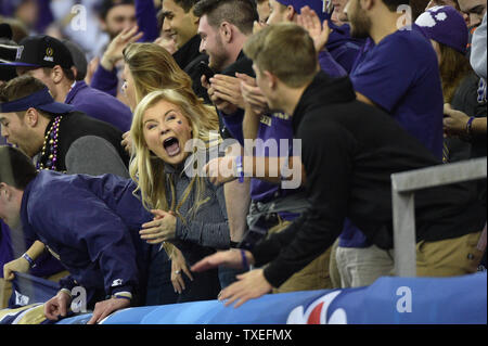 Washington Huskies fans réagir à un touché contre l'Alabama Crimson Tide au cours de la 2016 Chick-fil-A Peach Bowl NCAA séries demi-finale au Georgia Dome à Atlanta le 31 décembre 2016. Photo de David Tulis/UPI Banque D'Images