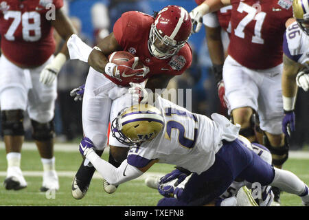 Alabama Crimson Tide running back Bo Scarbrough (9) exécute pour une première vers le bas contre Washington Huskies arrière défensif Taylor Rapp (21) au cours de la première moitié de la Chick-fil-A Peach Bowl demi-finale des séries éliminatoires de la NCAA Football jeu à Atlanta, le 31 décembre 2016. Photo de David Tulis/UPI Banque D'Images