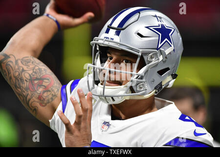 Le quart-arrière des Cowboys de Dallas Dak Prescott (4) se réchauffe avant la première moitié d'un match de la NFL contre les Falcons d'Atlanta au stade de benz de Mercedes à Atlanta, le 12 novembre 2017. Photo de David Tulis/UPI Banque D'Images