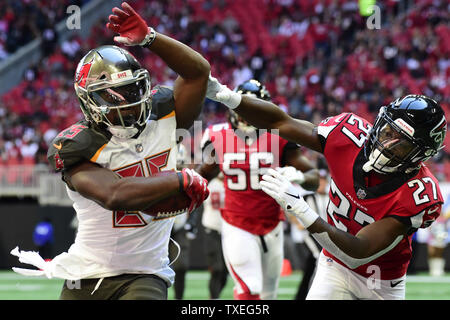 Tampa Bay Buccaneers running back Peyton Coiffure (25) échappe à l'exécution de Tampa Bay Buccaneers retour Ronald Jones (27) au cours de la première moitié d'un match de la NFL à Mercedes-Benz Stadium à Atlanta, le 14 octobre 2018. Photo de David Tulis/UPI Banque D'Images