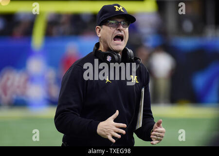 Michigan Wolverines entraîneur en chef Jim Harbaugh réagit au cours de la première moitié de la Chick-fil-A Peach Bowl Stadium de Mercedes-Benz à Atlanta le 29 décembre 2018. Photo de David Tulis/UPI Banque D'Images
