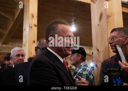 Candidat au Sénat républicain Roy Moore parle pendant un événement de campagne le 11 décembre 2017 à Midland City, Alabama. Moore fait face off contre le démocrate Doug Jones dans l'élection mardi spécial du Sénat. Photo par Cameron Carnes/UPI Banque D'Images