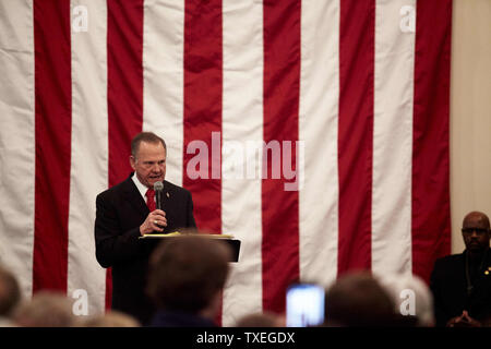 Candidat au Sénat républicain Roy Moore parle pendant un événement de campagne le 11 décembre 2017 à Midland City, Alabama. Moore fait face off contre le démocrate Doug Jones dans l'élection mardi spécial du Sénat. Photo par Cameron Carnes/UPI Banque D'Images