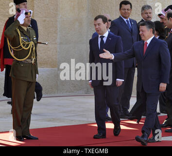 Le roi Abdallah de Jordanie (R) se félicite le président russe Dmitri Medvedev lors d'une cérémonie au Palais Royal à Amman, Jordanie, le 19 janvier 2011. UPI Banque D'Images