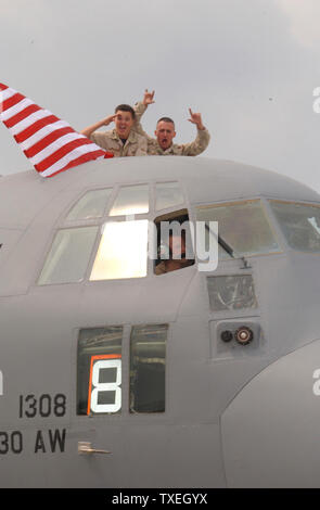 2003090501 AFX - CHARLESTON, W.Va., le 4 septembre (UPI) -- membres de la West Virginia Air National Guard's 130e Airlift Wing's Vol Services retournés à Charleston, en Virginie de l'Ouest, le 4 septembre 2003, après avoir passé quatre mois en Asie du sud-ouest, un soutien à l'opération Iraqi Freedom. Les aviateurs ont reçu en héros par une foule de parents et d'amis au cours d'une réception à la base. rlw/USAF/Bryan G. Stevens UPI Banque D'Images