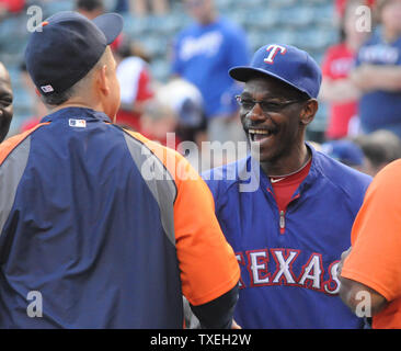 Tigers de Detroit Miguel Cabrera partage un rire avec Texas Rangers manager Ron Washington avant d'un jeu de l'ALCS au Rangers Ballpark in Arlington, Texas le 8 octobre 2011. UPI/Ian Halperin Banque D'Images