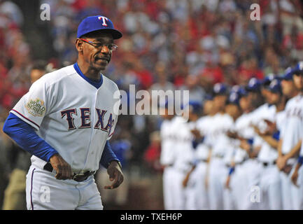 Texas Rangers manager Ron Washington est introduit avant de jouer les Cardinals de Saint-Louis dans le jeu 3 de la Série mondiale au Rangers Ballpark in Arlington, Texas, le 22 octobre 2011. UPI/Kevin Dietsch Banque D'Images