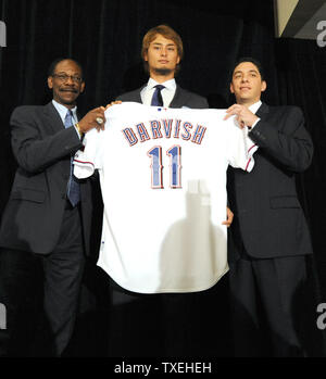 Manager des Rangers Ron Washington, gauche et directeur général Jon Daniels, droite, posent avec nouveau Texas Rangers pitcher Yu Darvish lors d'une conférence de presse à l'Ballpark à Arlington le 20 janvier 2012 à Arlington, Texas. Darvish a signé un contrat d'une valeur de 60 millions de dollars sur six ans. Le deux-fois MVP de la Ligue Pacifique du Japon avait un dossier 93-38 avec une 1.99 ÉPOQUE dans jeux 167 cours des sept saisons. Le 25-year-old droitier est un cinq-étoiles de temps au Japon. UPI/Ian Halperin Banque D'Images