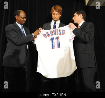 Manager des Rangers Ron Washington, gauche et directeur général Jon Daniels, droite, posent avec nouveau Texas Rangers pitcher Yu Darvish lors d'une conférence de presse à l'Ballpark à Arlington le 20 janvier 2012 à Arlington, Texas. Darvish a signé un contrat d'une valeur de 60 millions de dollars sur six ans. Le deux-fois MVP de la Ligue Pacifique du Japon avait un dossier 93-38 avec une 1.99 ÉPOQUE dans jeux 167 cours des sept saisons. Le 25-year-old droitier est un cinq-étoiles de temps au Japon. UPI/Ian Halperin Banque D'Images